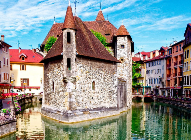 Palais de l’Isle – Biểu tượng lịch sử của Annecy Pháp Lâu đài Palais de l’Isle nằm giữa kênh đào tại Annecy Pháp